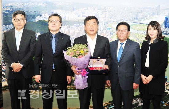 울산신용보증재단, 중구청장에게 감사패 전달